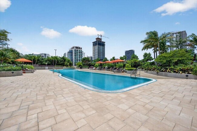 Building Photo - 700 NE 24th St