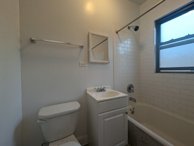 Building Photo - 2617 N Spaulding Ave