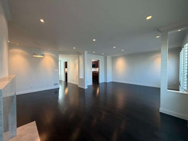 Building Photo - Luxury Pacific Heights 3BD/2.5BA with Private Rooftop Deck