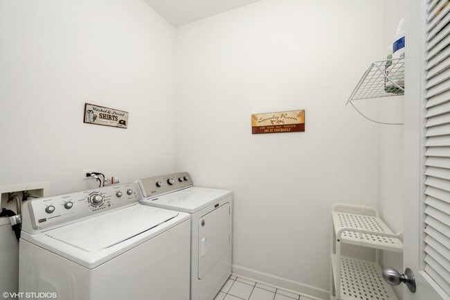 Building Photo - 882 W Lill Ave