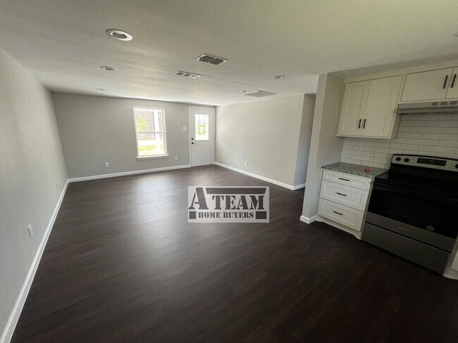 Building Photo - Beautiful Remodeled 3 Bed 1 Bath