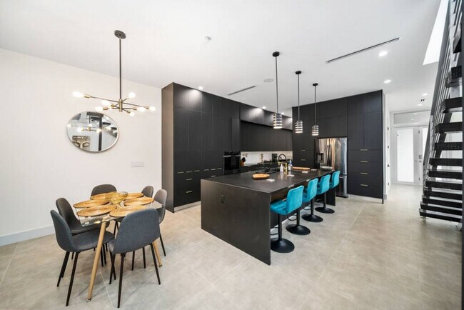 Building Photo - 1621 NE 4th Pl