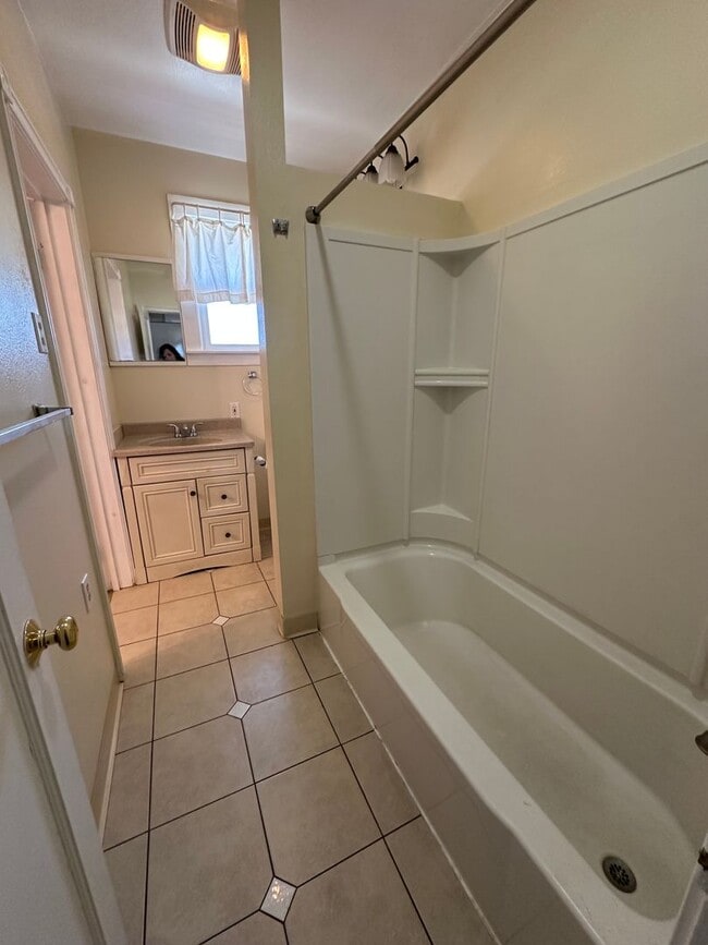 Building Photo - Adorable 1 bedroom 1 bath close to Downtow...
