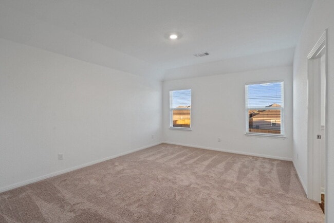 Building Photo - Step into a roomy Elgin residence designed for easy living and everyday convenience.