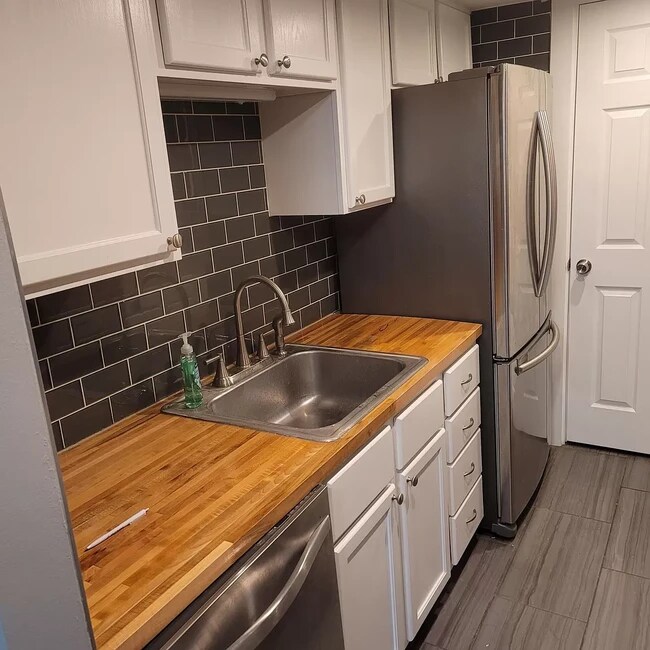 Building Photo - 991 Manor Ln