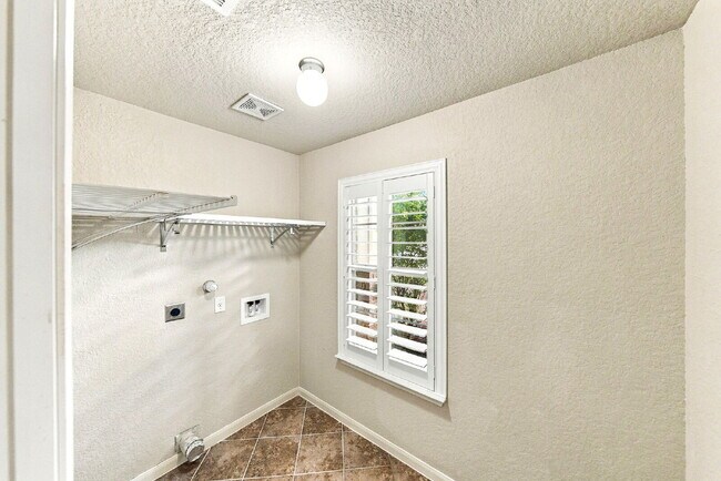 Building Photo - VIEWS VIEWS VIEWS! Ask about our rent incentives and Book your self guided tour today!