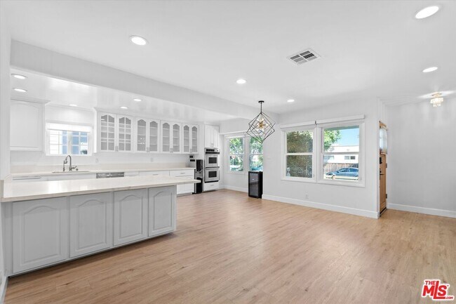 Building Photo - 2809 S Canfield Ave