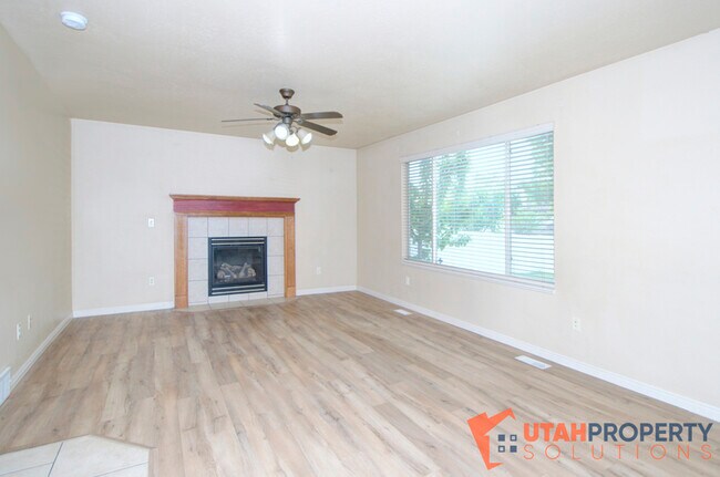 Building Photo - 4638 Seminole Cir