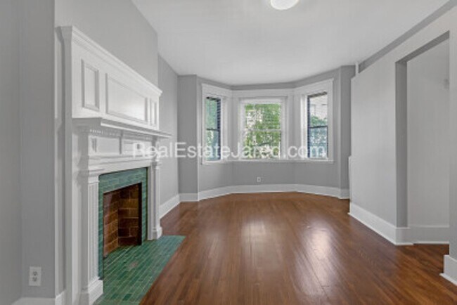 Building Photo - Beautiful, Fully Renovated BU West Campus 4 Bed/2 Bath on Glenville Ave in Allston for 9/1/2026