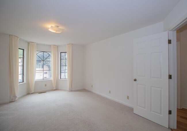 Building Photo - Spacious 3 Bed/2 Bath Flat with Stunning City Views | AMSI | Alexandr Metlinski