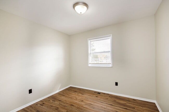 Building Photo - Lovely 3 Bedroom 2 Bathroom Home