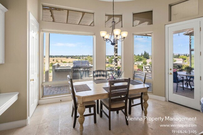 Building Photo - 1550 Summerhill Ln