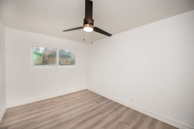 Building Photo - Downtown HB Remodled unit - 2 blocks from the sand
