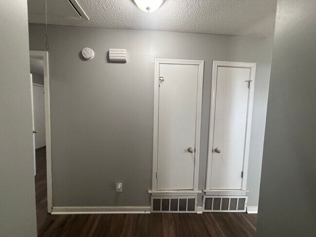 Building Photo - 5756 Crievewood Dr