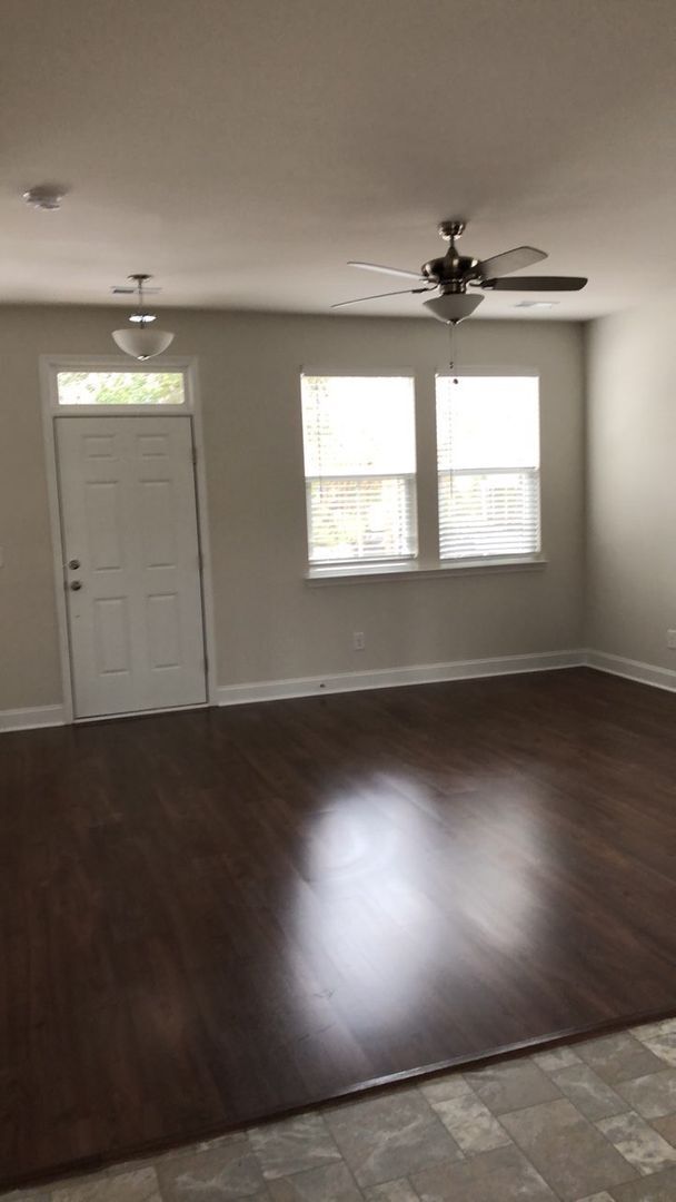 Building Photo - 3BR  2.5BA TOWNHOME