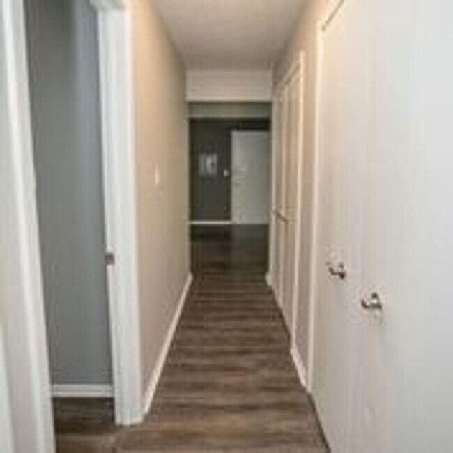 Building Photo - 2 Bedroom 1 bath - Completely renovated - Now available