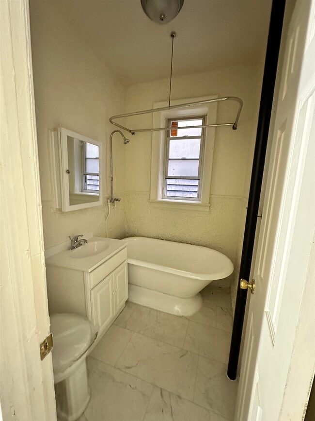 Building Photo - 90 Harmon St