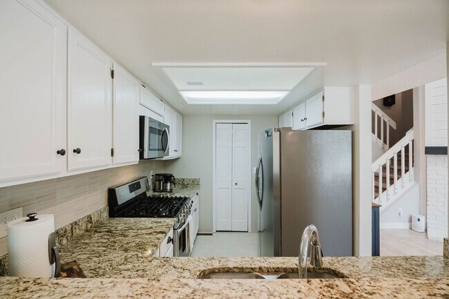 Building Photo - Gorgeous 3 Bed / 4 Bath Townhome in Centen...