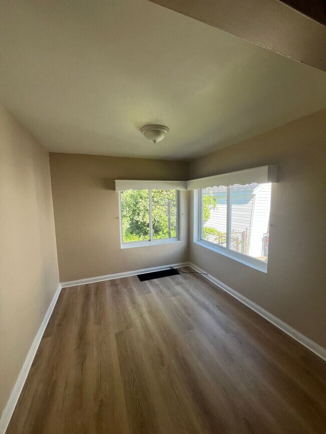 Building Photo - Comfortable 2-Bedroom Single-Family Home with Washer/Dryer Hookups