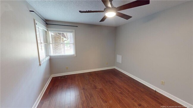 Building Photo - 10 Emerald Ln
