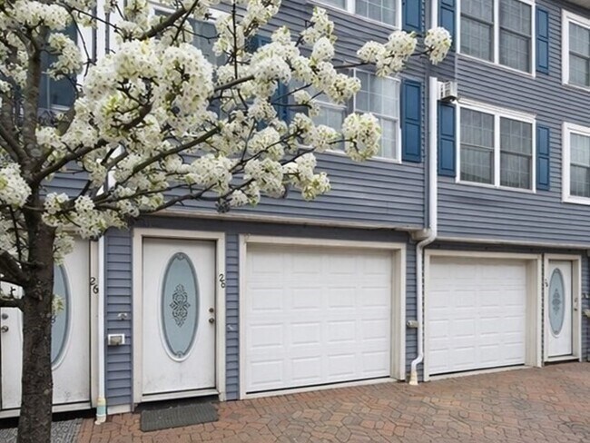 Building Photo - 47 Alder St