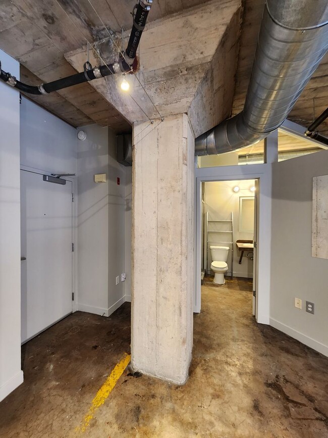 Building Photo - RARELY Available Dakota Lofts Condo! Indus...