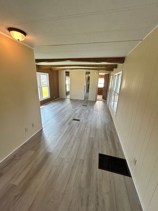 Building Photo - Thompsons Manor MHC