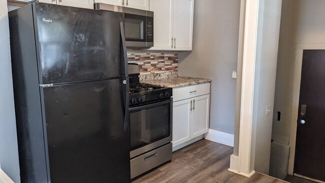 Building Photo - Three Bedroom House in Kalamazoo
