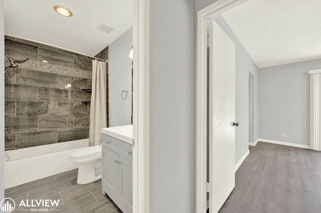 Building Photo - Newly Remodeled 4-Bedroom Gem with Spaciou...