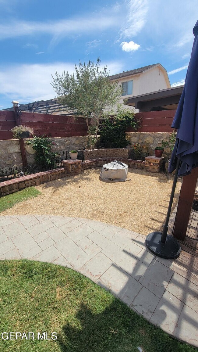 Building Photo - 3880 Loma Brisa Dr