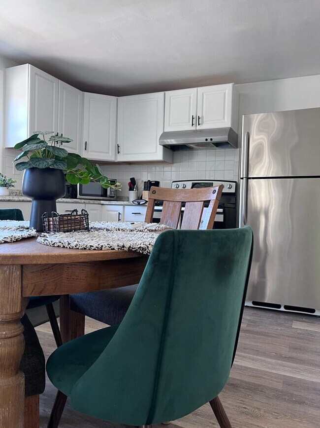 Building Photo - 665 Mendon Rd