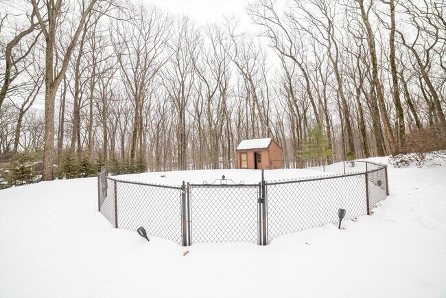 Building Photo - 160 Floral St