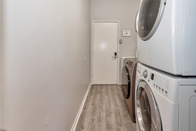 Building Photo - 10815 Oak Bayou Ln