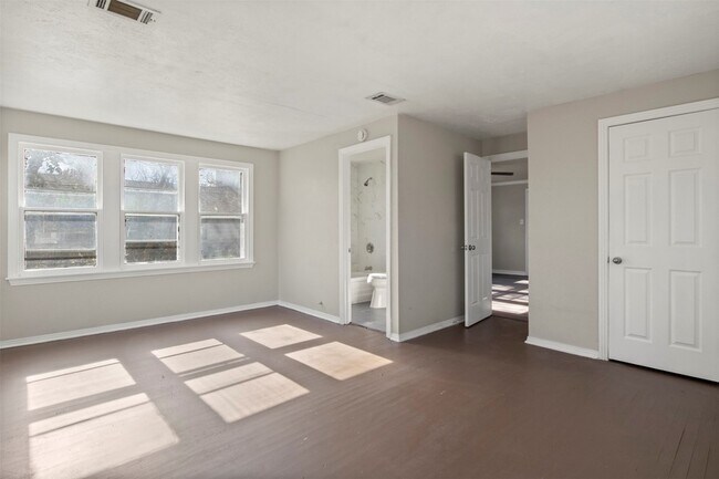 Building Photo - 320 NE 31st St