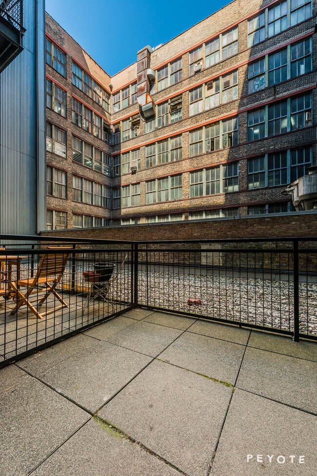 Building Photo - 1224 W Van Buren St