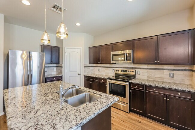 Building Photo - 2444 W Tamarisk Ave
