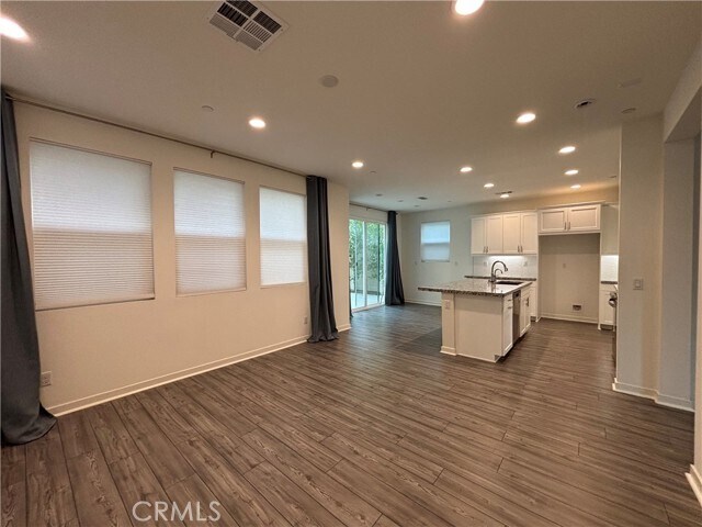Building Photo - 26149 Park Ave