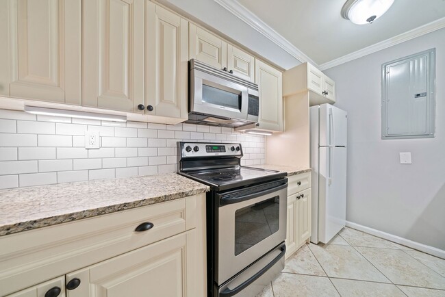Building Photo - 2 Bed Condo Available In Cross Creek Commu...