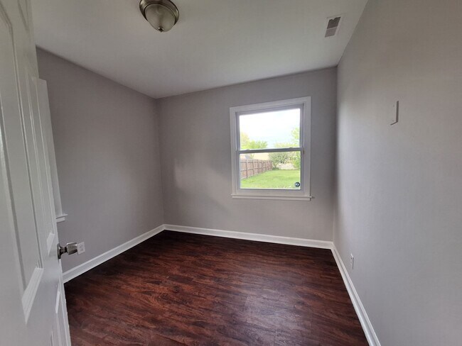 Building Photo - Ready to be your next home!  Three bedroom ranch is beautiful Roseville
