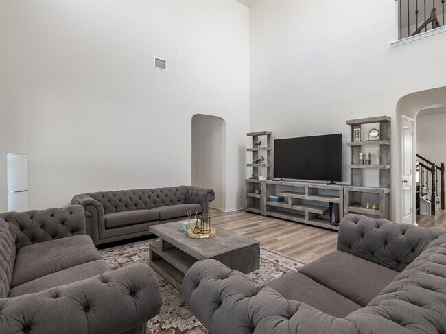 Building Photo - 3814 Riardo Dr