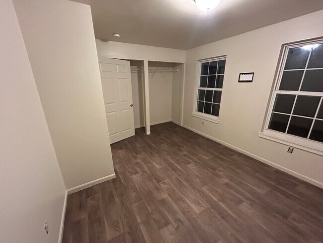 Building Photo - 608 Hope St