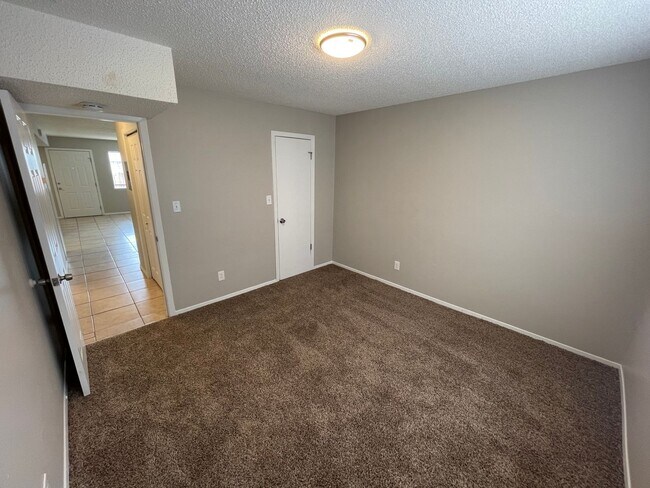 Building Photo - 922 Teal Ct