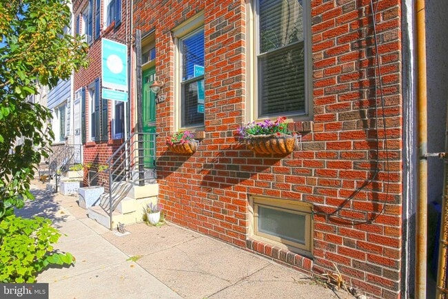 Building Photo - 1519 Montrose St