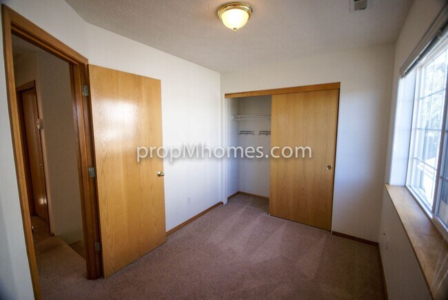 Building Photo - Beautiful Three Bedroom Townhouse - Prime Clackamas Location!