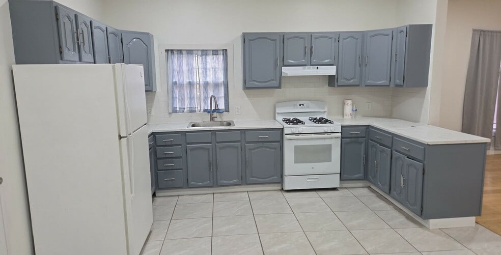 Building Photo - 1110 Lake St