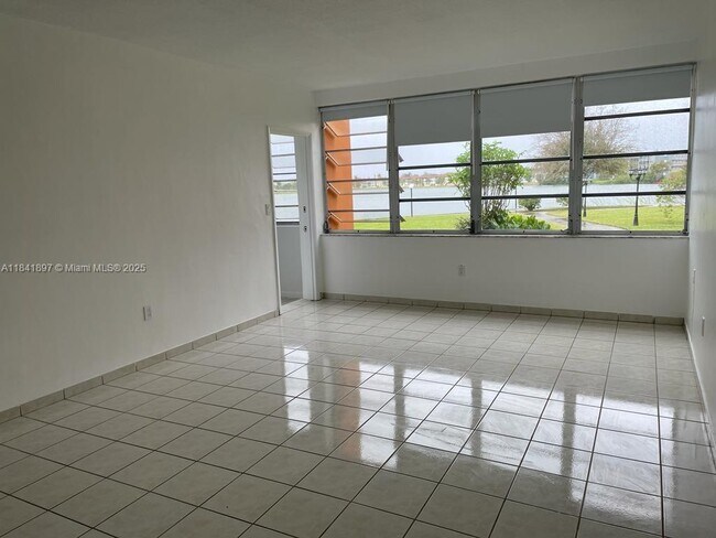 Building Photo - 1591 NE Miami Gardens Dr