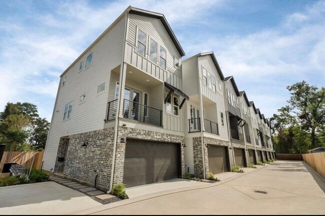 Building Photo - 717 Janisch Rd