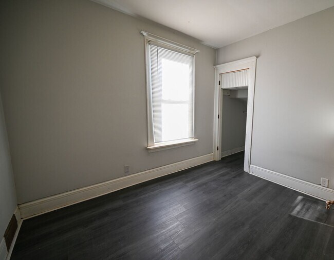 Building Photo - 405-407 W Main St - Duplex