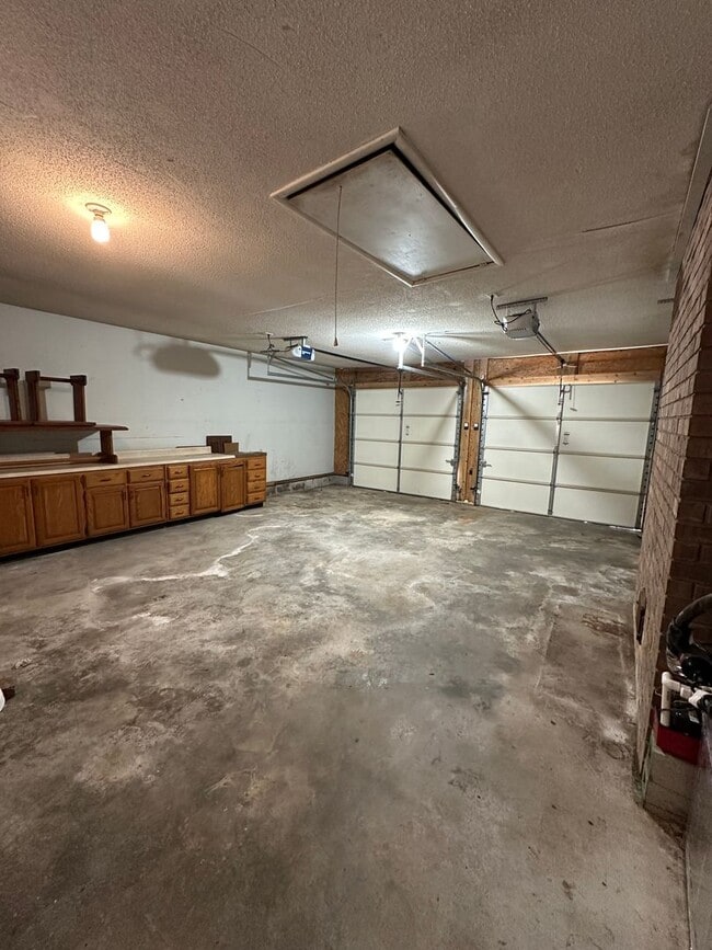 Building Photo - 3 BED | 2 BATH | TWO CAR GARAGE | LARGE FRONT AND BACK YARDS | AVAILABLE NOW