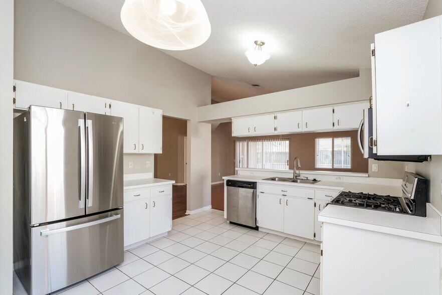 Building Photo - 28454 Meadowrush Way